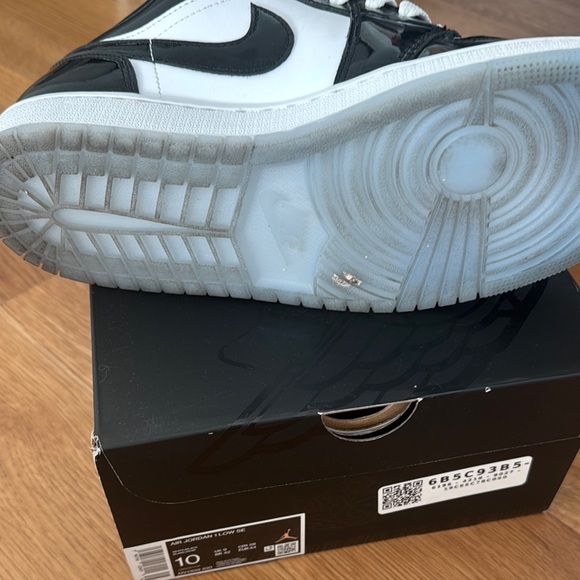 Air Jordan 1 Low SE Black and White Low-Top Sneakers - Picture 2 of 3